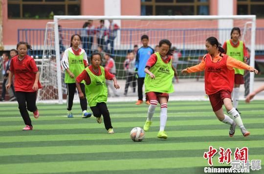 想体验真实足球比赛的魅力？快来《最佳11人国际服》打造你的冠军阵容吧！