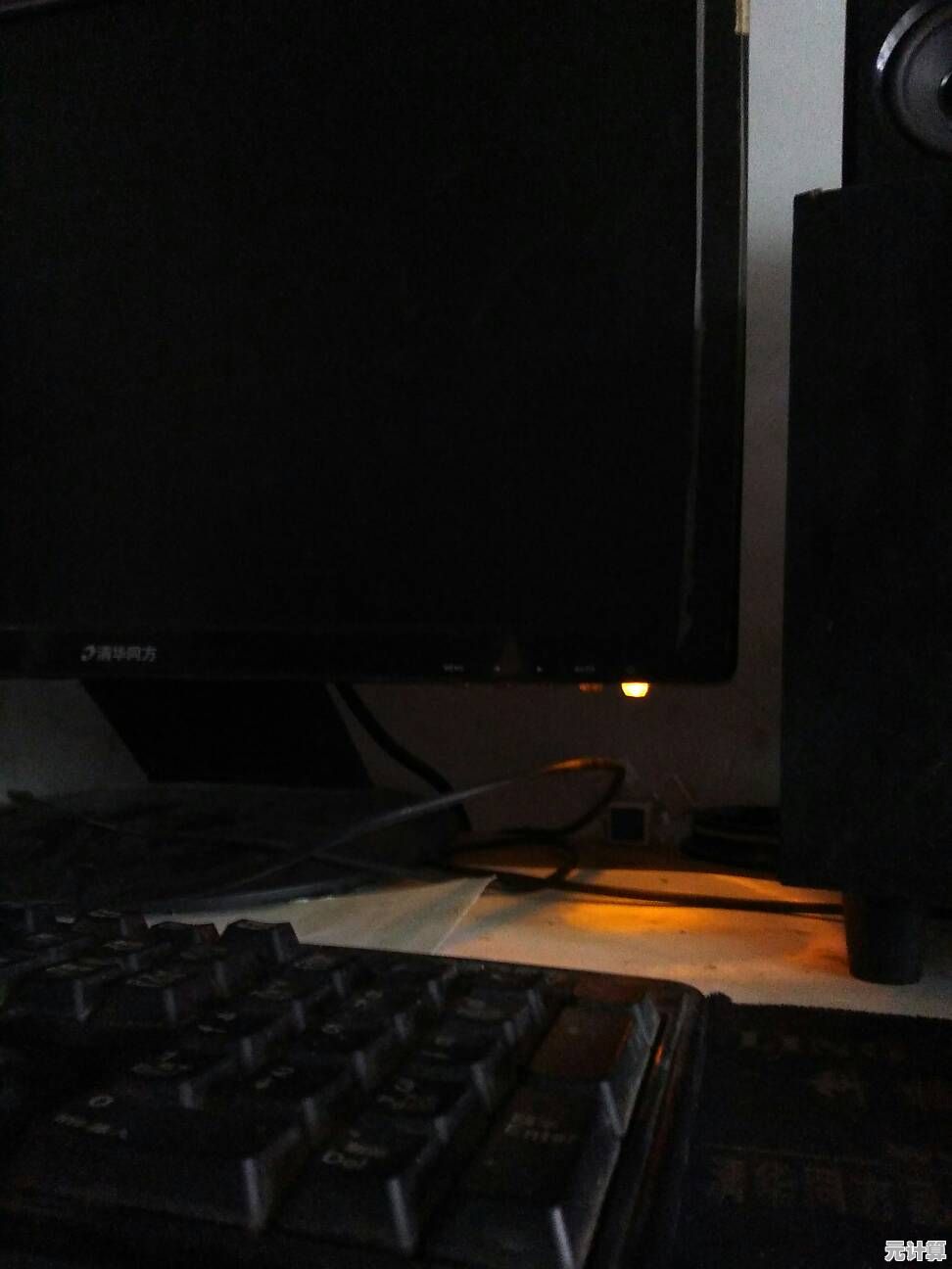 电脑运行正常但显示器黑屏？实用恢复步骤与排查技巧