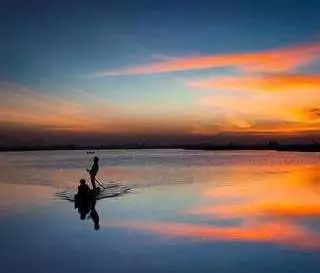 谁不想在《灵魂摆渡人》的唯美世界中体验耕种、捕鱼的治愈之旅? 谁不想在《灵魂摆渡人》的唯美世界中体验耕种、捕鱼的治愈之旅?